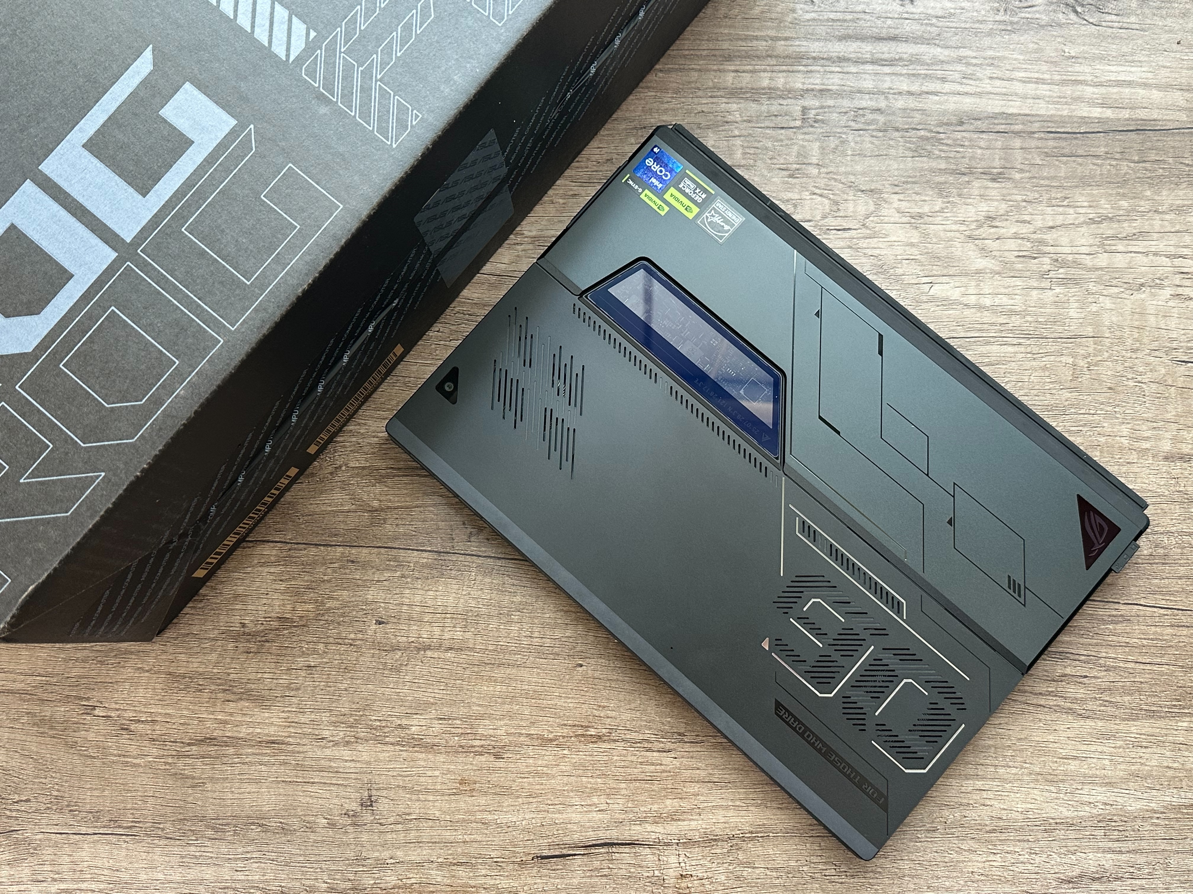 ROG Flow Z13 機身背面特寫，科技感十足的刻紋設計