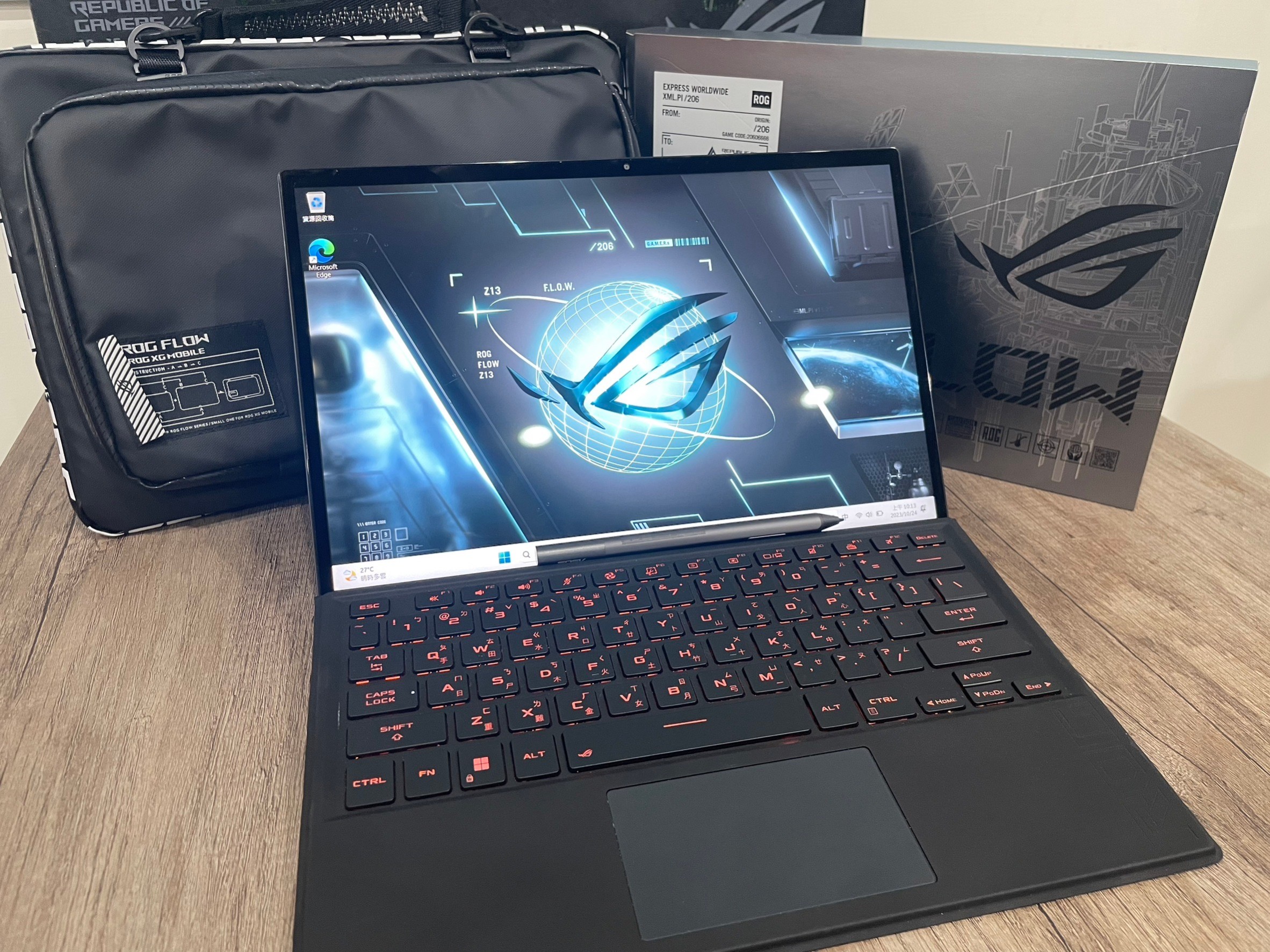 ROG Flow Z13 筆電模式，附鍵盤、觸控筆與專屬提袋