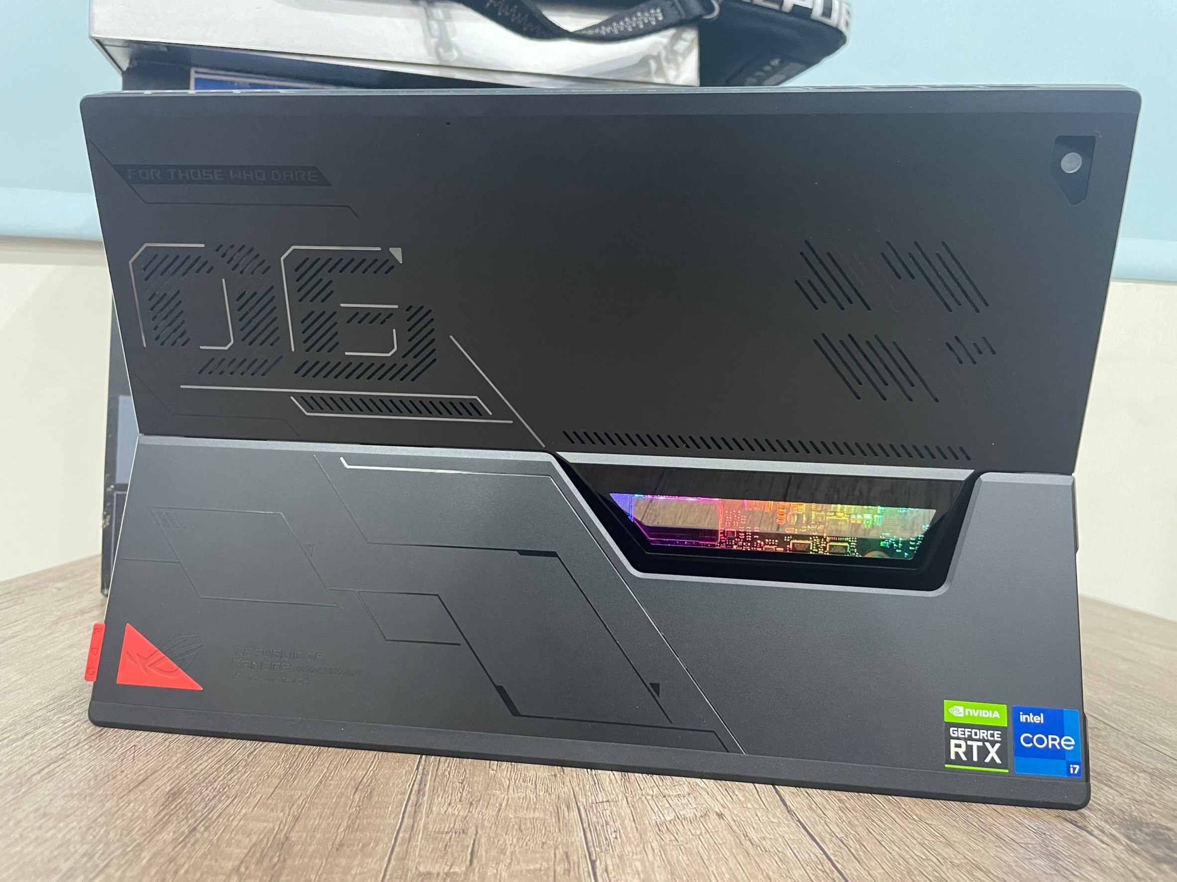 ROG Flow Z13 背面支架與透明 RGB 視窗，貼有 NVIDIA RTX 與 Intel i7 貼紙