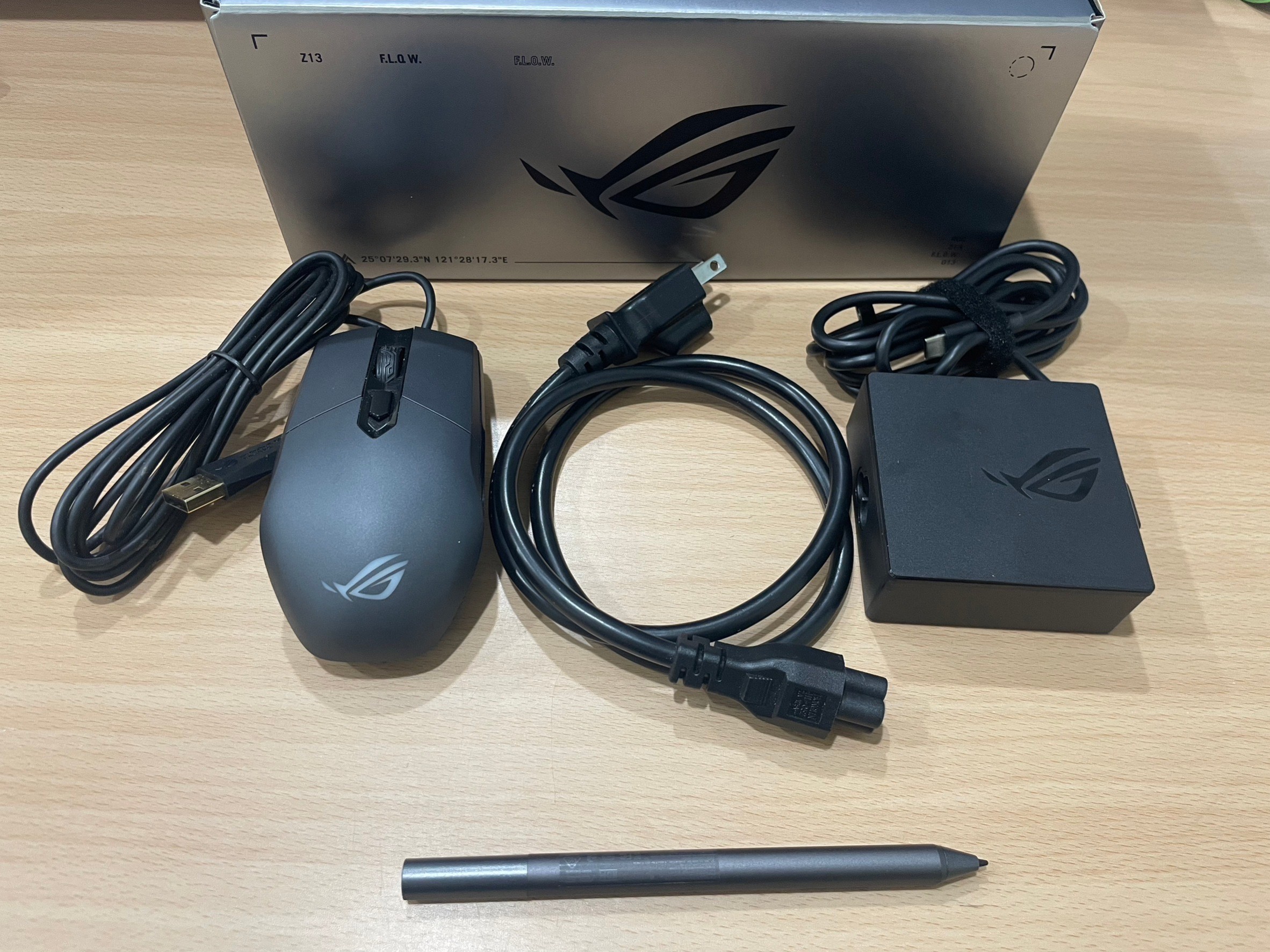 ROG Flow Z13 原廠配件：ROG 滑鼠、變壓器、電源線與觸控筆