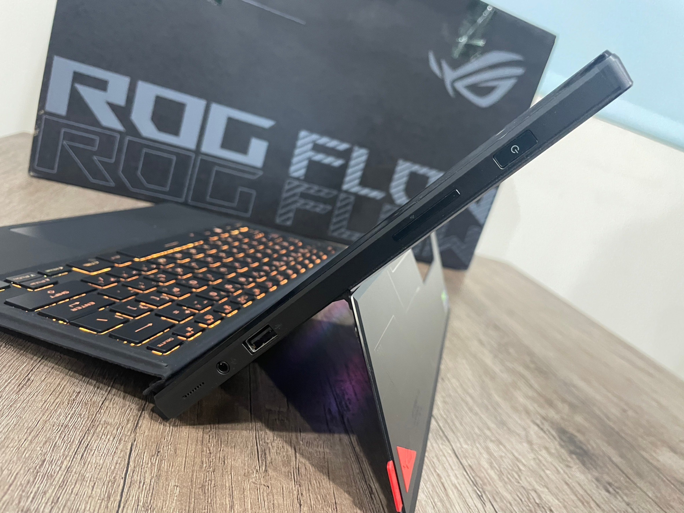 ROG Flow Z13 機身側邊的電源鍵、USB 與耳機孔