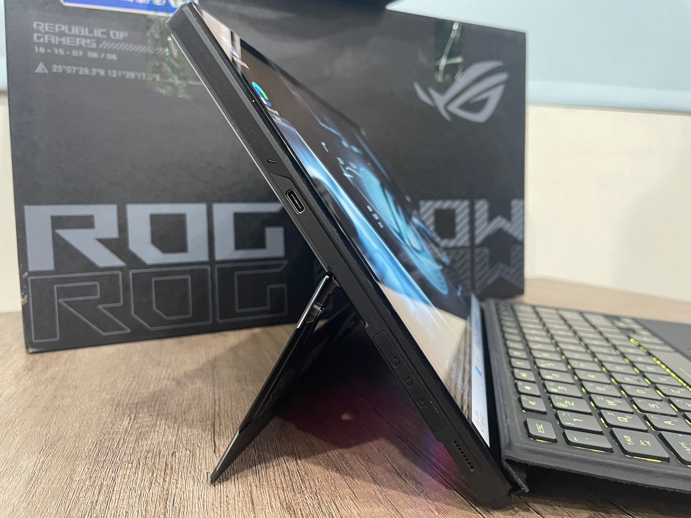 ROG Flow Z13 側邊 USB-C 充電孔與後方支架