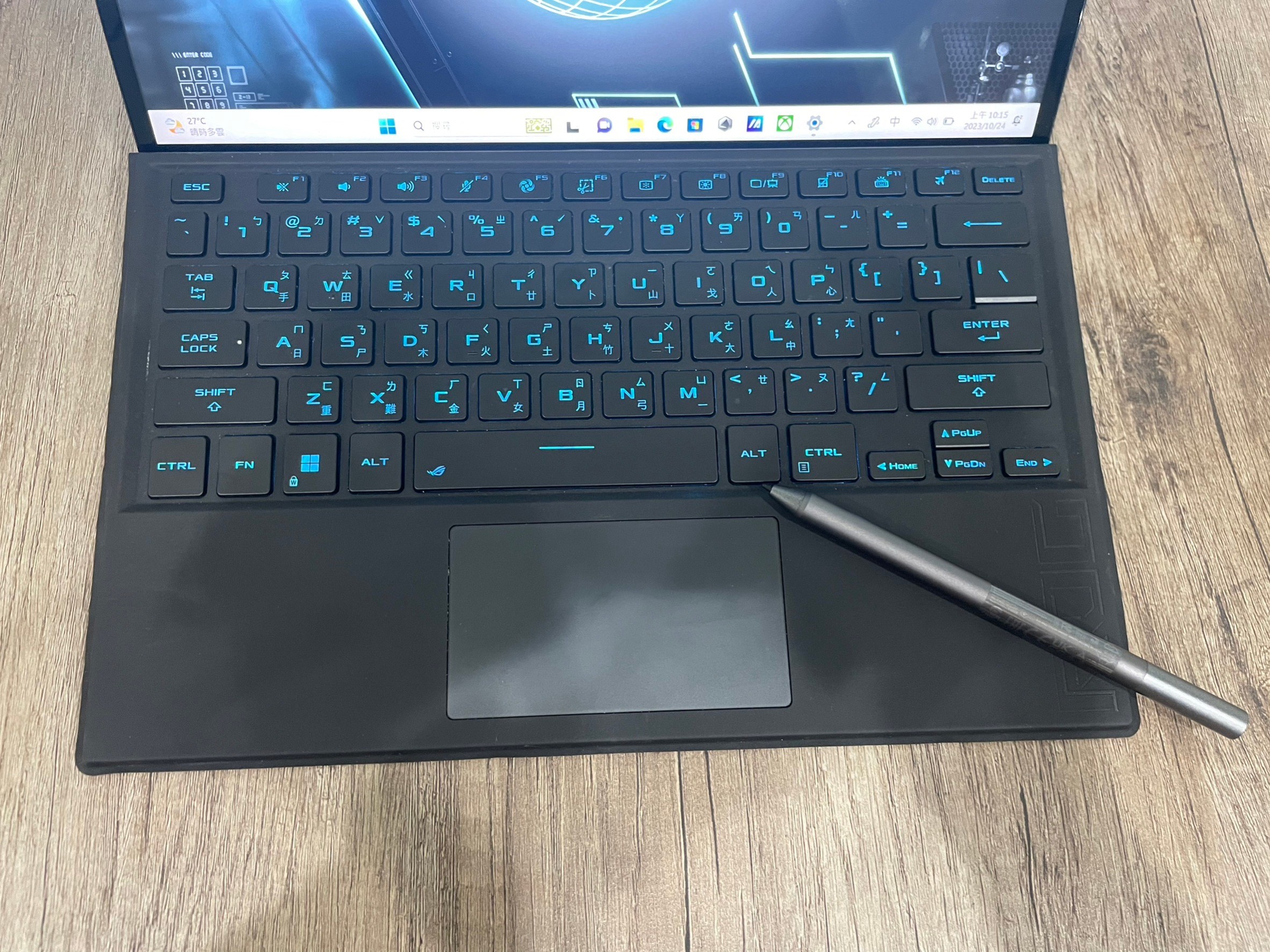 ROG Flow Z13 鍵盤與觸控板特寫，附觸控筆