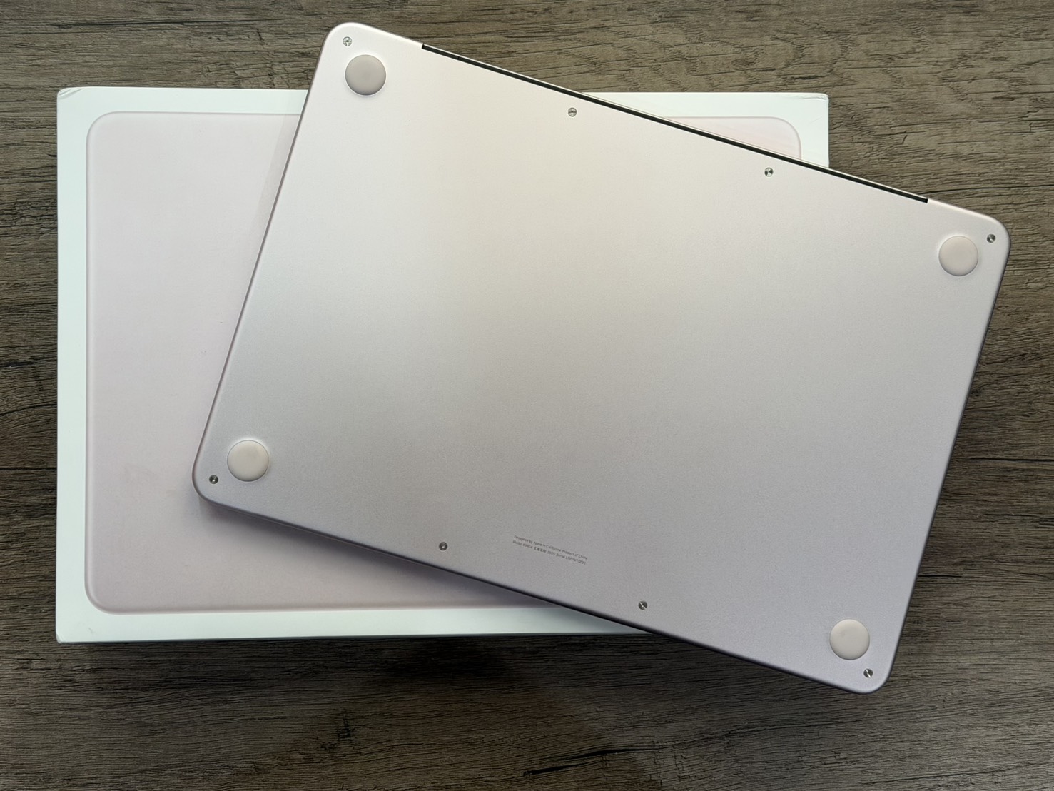 MacBook Neo 螢幕與鍵盤特寫