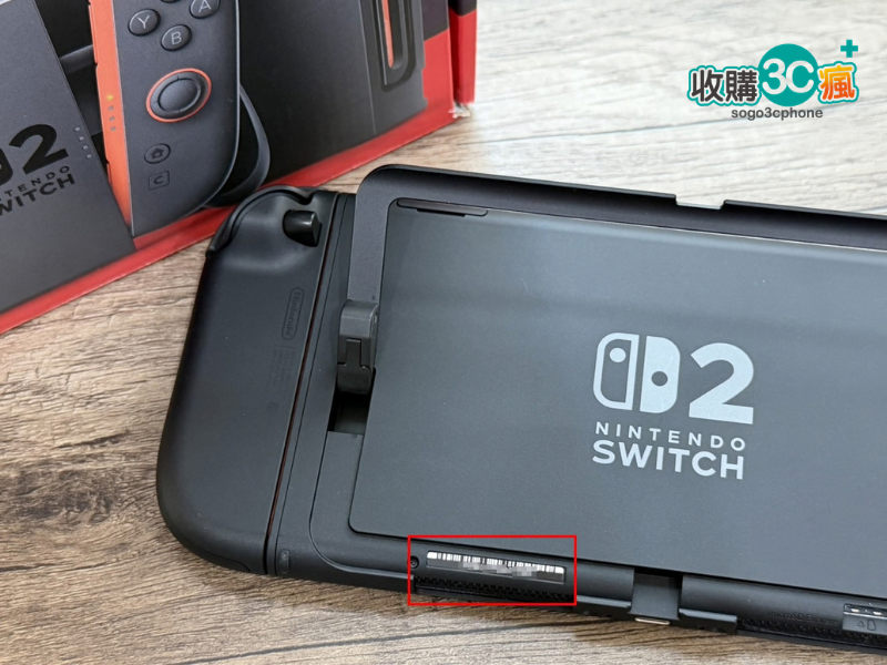 Switch 2 背面支架內的序號貼紙